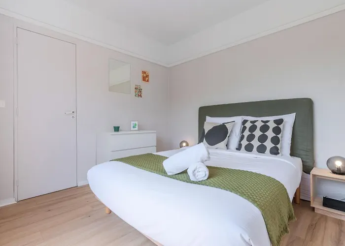 Spacious 3 Bedroom Apartment & Private Parking!