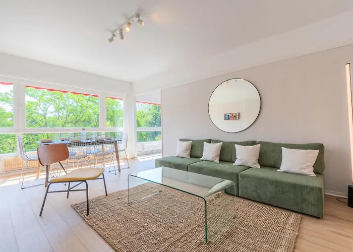 Spacious 3 Bedroom Apartment & Private Parking!