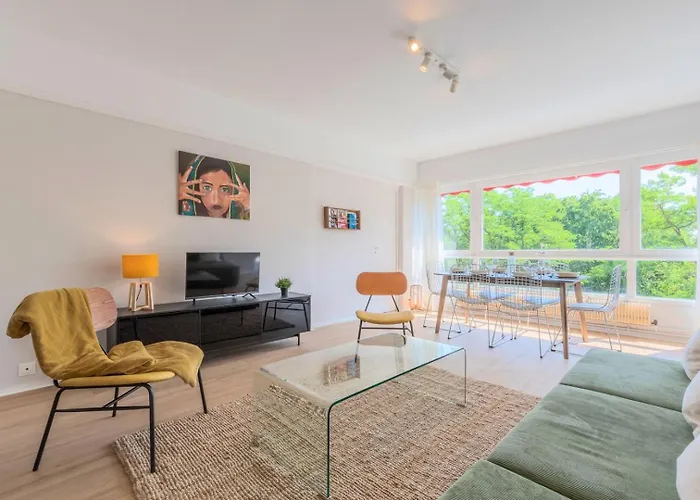 Spacious 3 Bedroom Apartment & Private Parking!