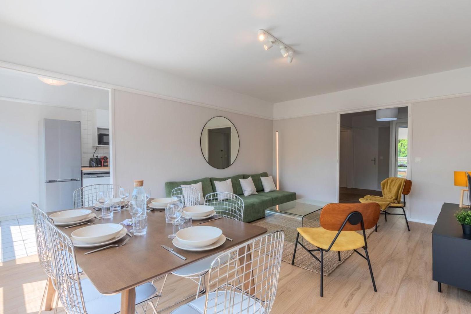 Apartment Spacious 3 Bedroom & Private Parking!