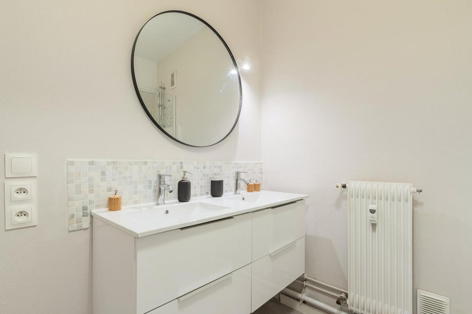 Spacious 3 Bedroom & Private Parking! Apartment *