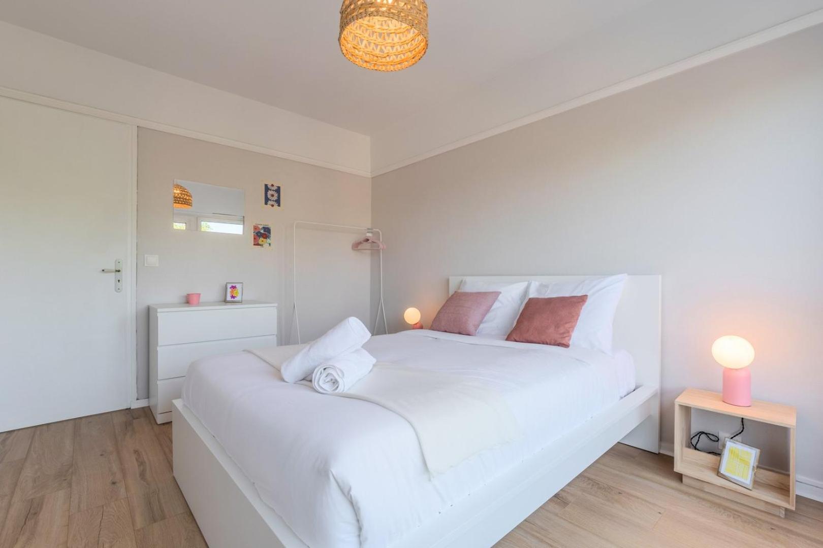 Spacious 3 Bedroom & Private Parking! *