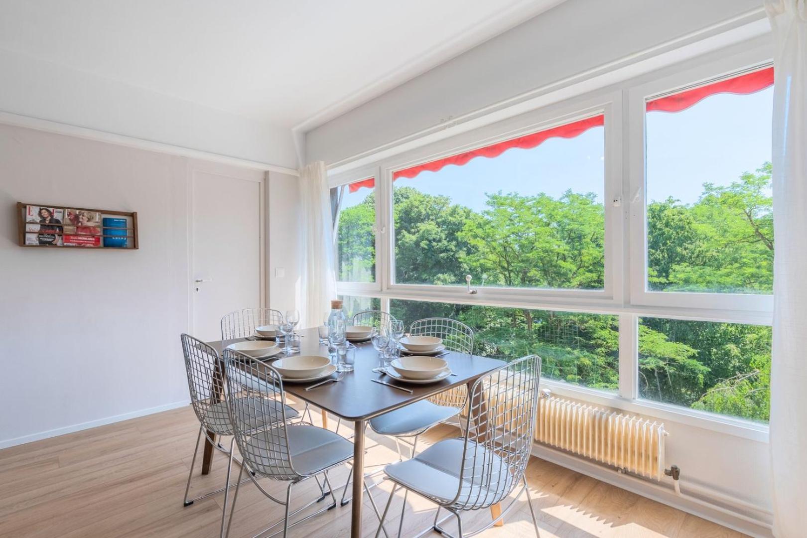 Apartment Spacious 3 Bedroom & Private Parking! *